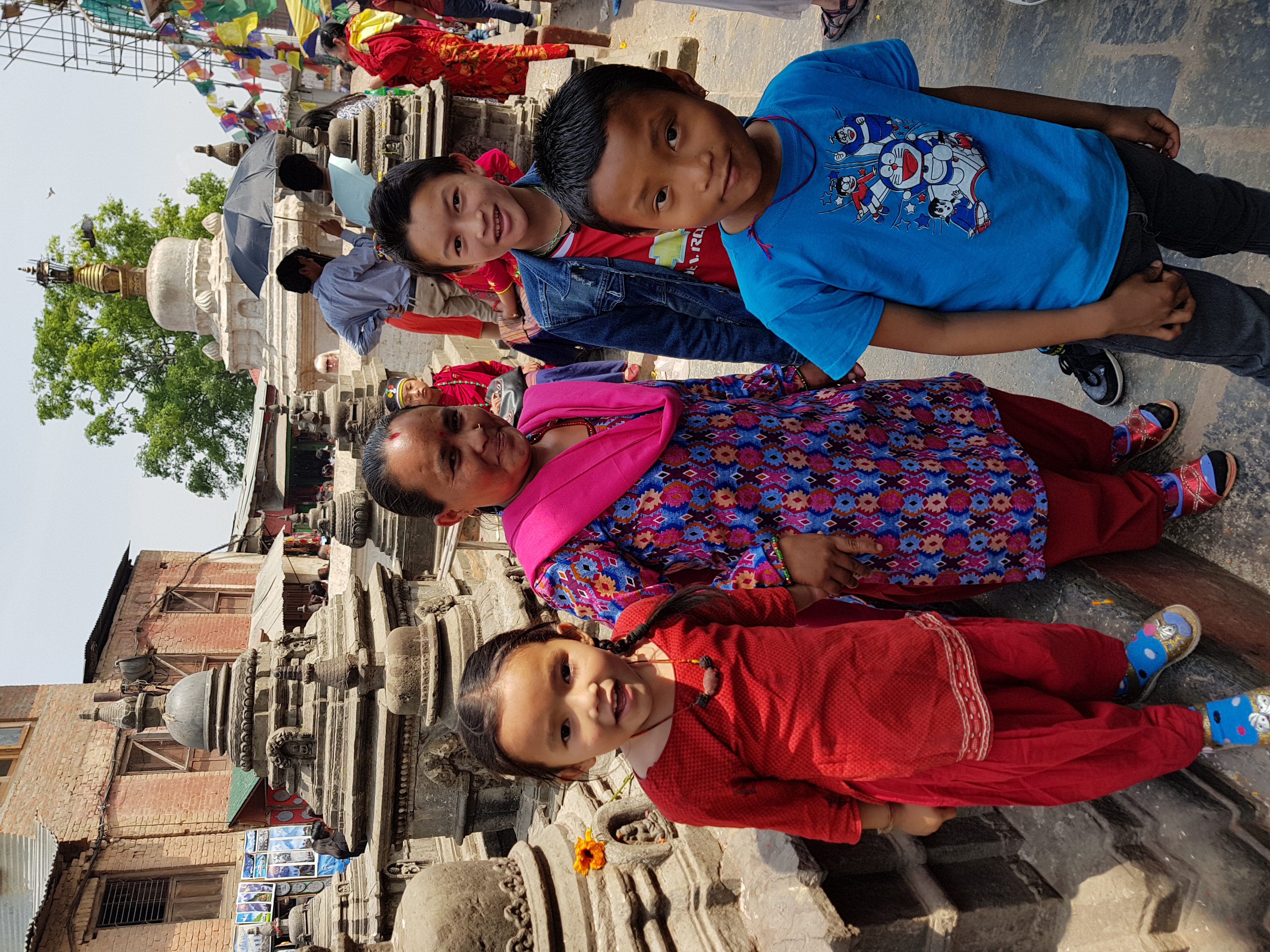 Bildet viser ei stolt mor med tre barn i alderen 5-11 år.